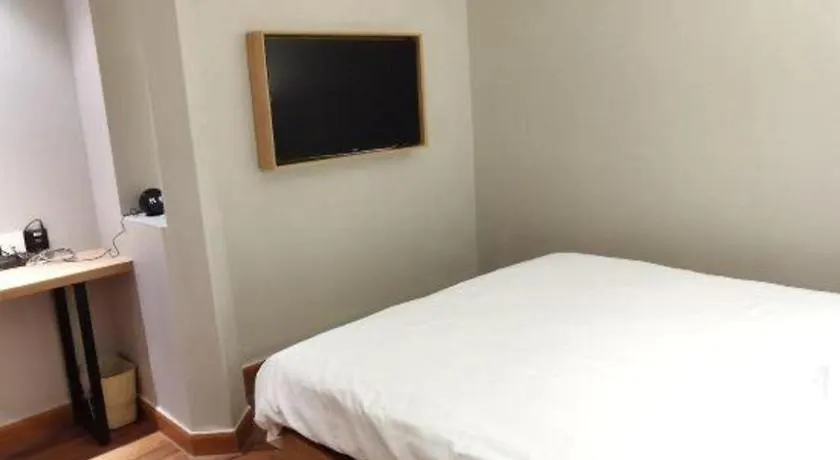 Greentree Inn Shanghai Hongqiao Hub Convention Center Jinghua Road Shell Hotel 3*,  China