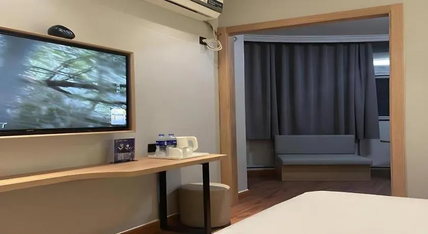 Greentree Inn Shanghai Hongqiao Hub Convention Center Jinghua Road Shell Hotel 3*,  China