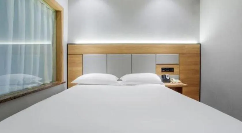 Greentree Inn Shanghai Hongqiao Hub Convention Center Jinghua Road Shell Hotel 3*,  China